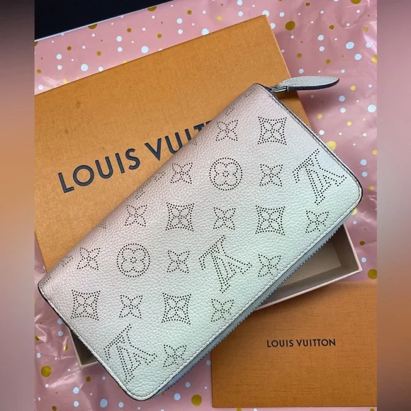 Louis Vuitton Mahina Monogram Wallet - Picture 3 of 16